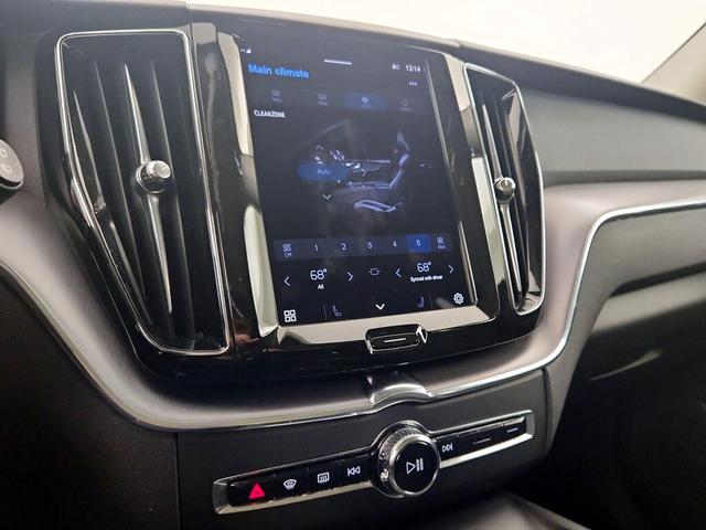 Photo of 2022 Pearl Volvo XC60