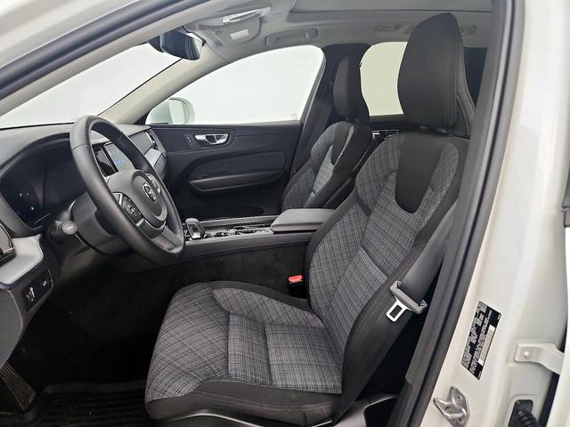 Photo of 2022 Pearl Volvo XC60