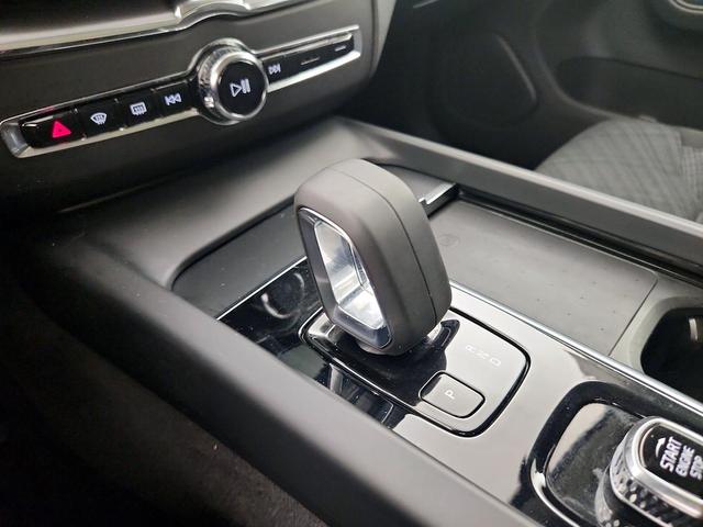 Photo of 2022 Pearl Volvo XC60