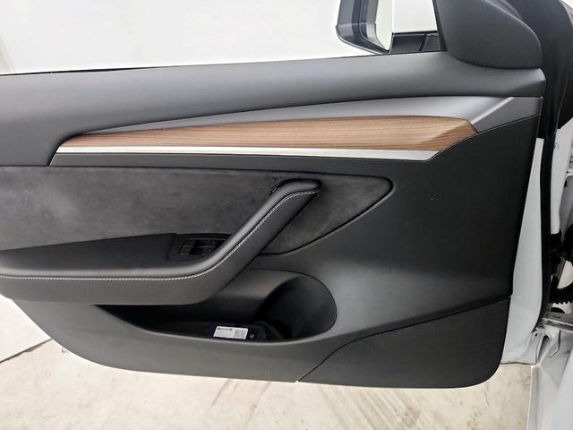 Photo of 2023 White Tesla Model 3