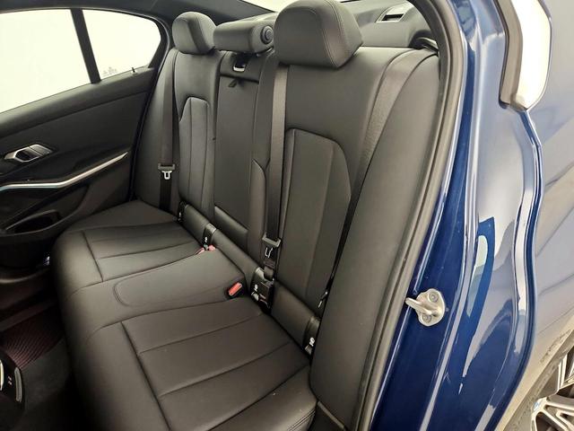 Photo of 2021 Blue BMW 330
