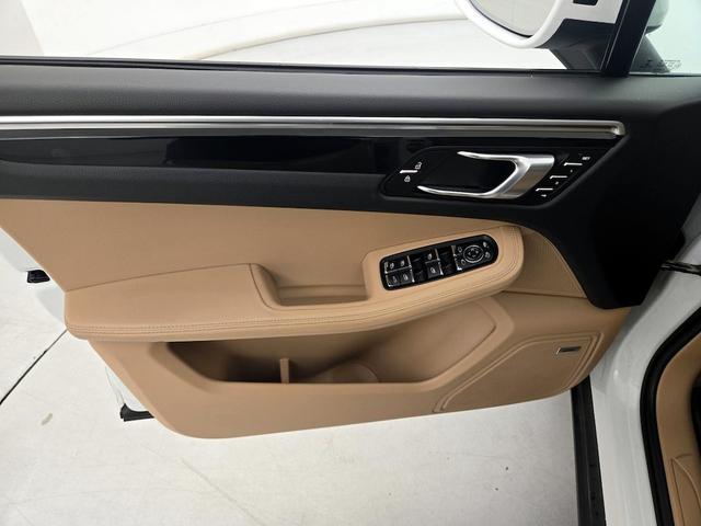 Photo of 2021 White Porsche Macan