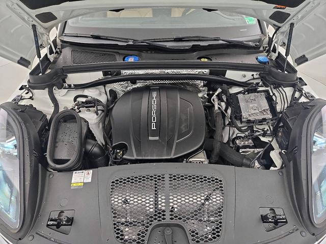 Photo of 2021 White Porsche Macan