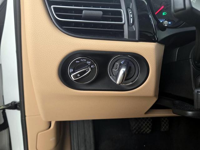 Photo of 2021 White Porsche Macan