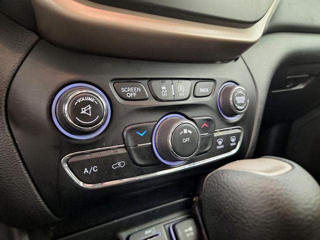 Photo of 2017 Silver Jeep Cherokee