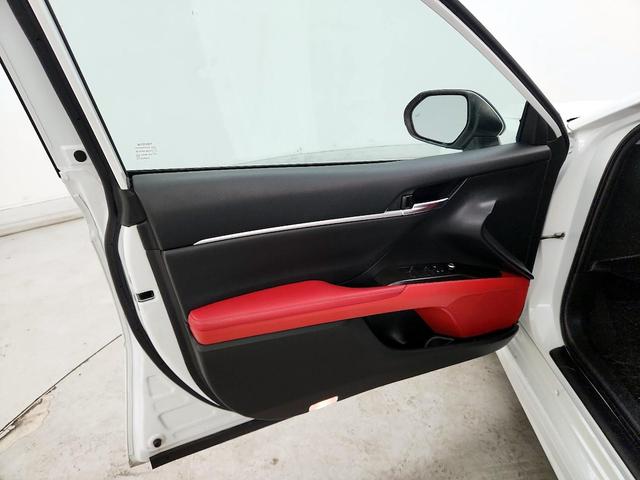 Photo of 2021 White Toyota Camry Hybrid