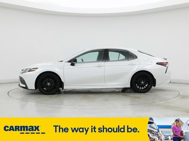Photo of 2021 White Toyota Camry Hybrid