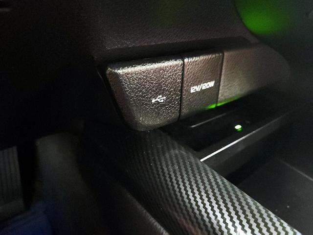 Photo of 2021 White Toyota Camry Hybrid