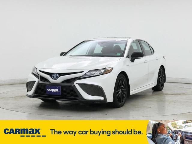 Photo of 2021 White Toyota Camry Hybrid