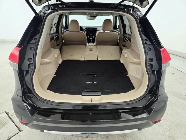 Photo of 2017 Black Nissan Rogue