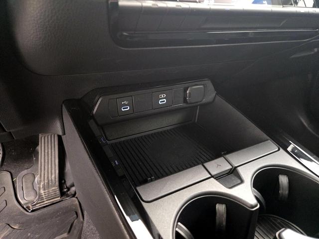 Photo of 2024 White Toyota Prius Prime