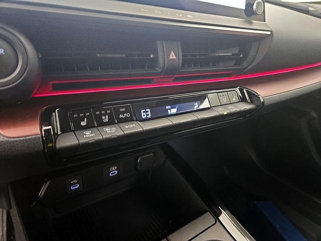 Photo of 2024 White Toyota Prius Prime