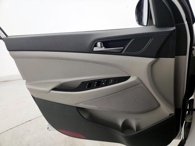 Photo of 2018 White Hyundai TUCSON