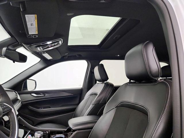Photo of 2023 Pearl Jeep Grand Cherokee