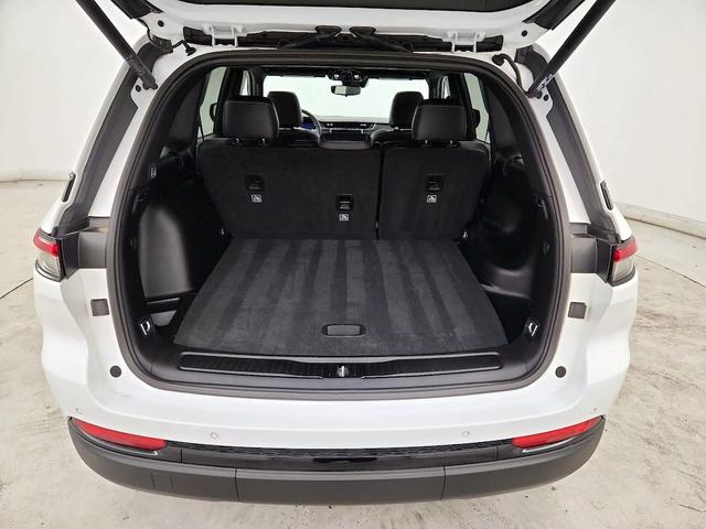 Photo of 2023 Pearl Jeep Grand Cherokee