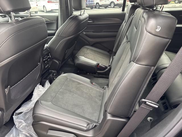Photo of 2025 Diamond Black Crystal Pearlcoat Jeep Grand Cherokee L