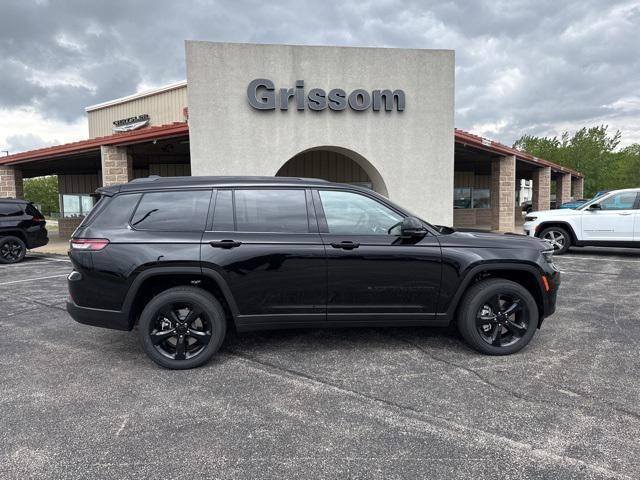 Photo of 2025 Diamond Black Crystal Pearlcoat Jeep Grand Cherokee L
