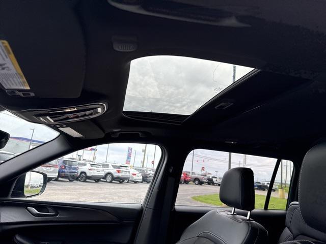 Photo of 2025 Diamond Black Crystal Pearlcoat Jeep Grand Cherokee L