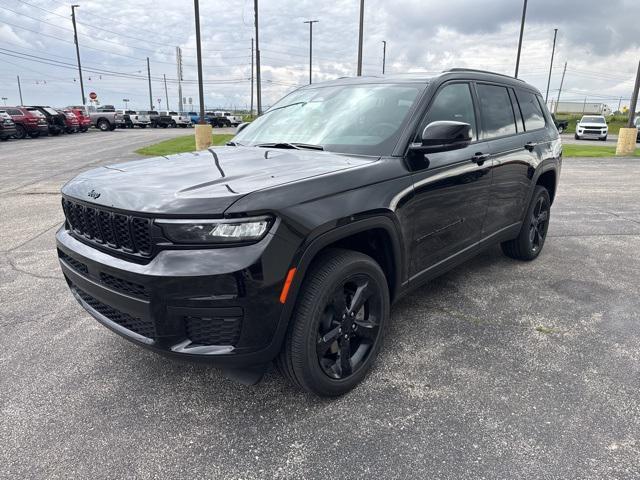 Photo of 2025 Diamond Black Crystal Pearlcoat Jeep Grand Cherokee L
