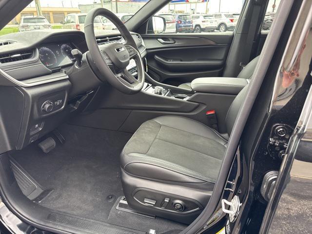 Photo of 2025 Diamond Black Crystal Pearlcoat Jeep Grand Cherokee L