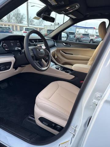 Photo of 2025 Bright White Clearcoat Jeep Grand Cherokee L