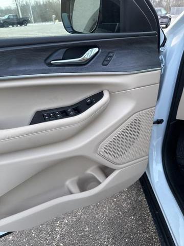 Photo of 2025 Bright White Clearcoat Jeep Grand Cherokee L