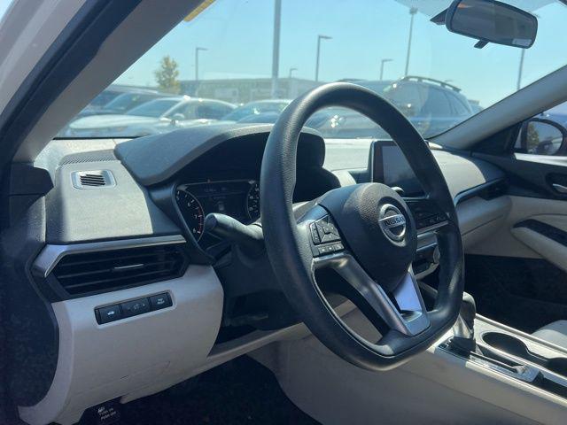 Photo of 2019 Glacier White Nissan Altima