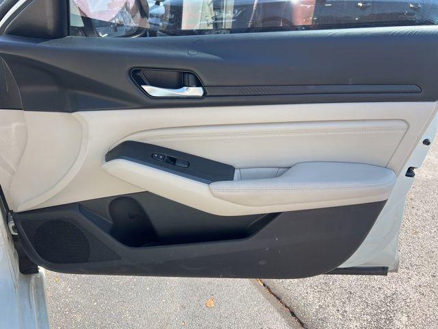 Photo of 2019 Glacier White Nissan Altima