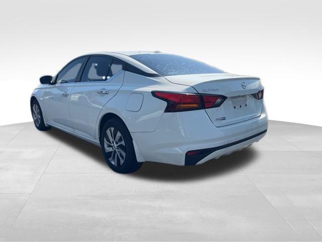 Photo of 2019 Glacier White Nissan Altima