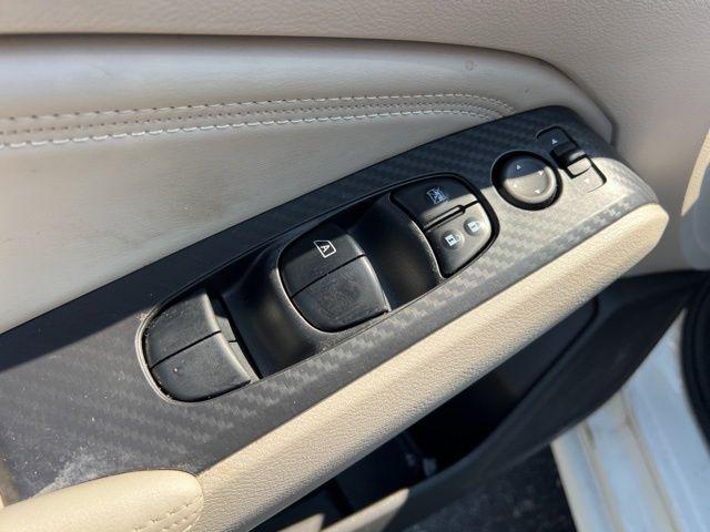 Photo of 2019 Glacier White Nissan Altima