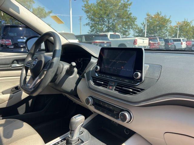Photo of 2019 Glacier White Nissan Altima