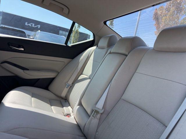 Photo of 2019 Glacier White Nissan Altima