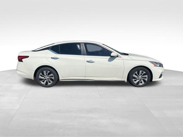 Photo of 2019 Glacier White Nissan Altima