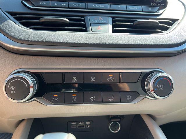 Photo of 2019 Glacier White Nissan Altima