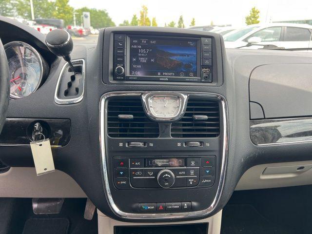 Photo of 2016 Granite Crystal Metallic Clearcoat Chrysler Town & Country