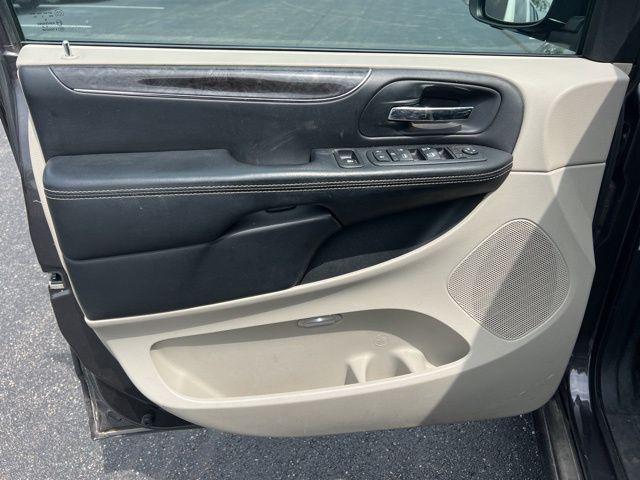 Photo of 2016 Granite Crystal Metallic Clearcoat Chrysler Town & Country