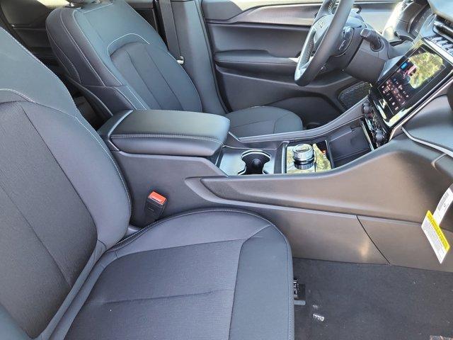Photo of 2025 Silver Zynith Jeep Grand Cherokee