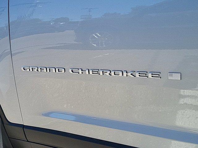 Photo of 2025 Silver Zynith Jeep Grand Cherokee