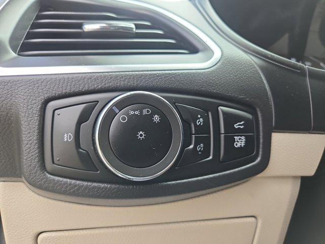 Photo of 2024 Star White Ford Edge