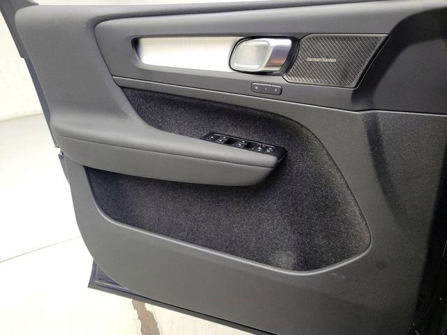 Photo of 2022 Blue Volvo XC40