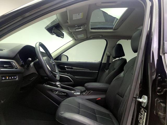 Photo of 2022 Black Kia Telluride