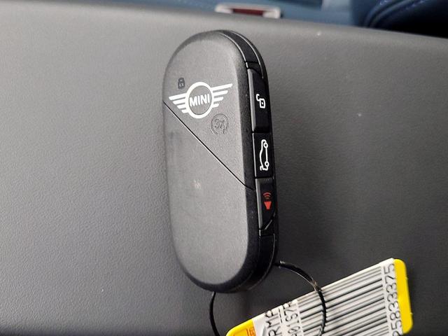 Photo of 2025 White MINI Countryman