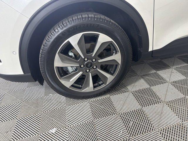 Photo of 2024 Star White Metallic Tri-Coat Ford Escape