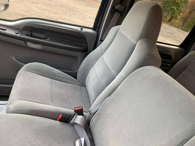 Photo of 2004 True Blue Clearcoat Metallic Ford Excursion