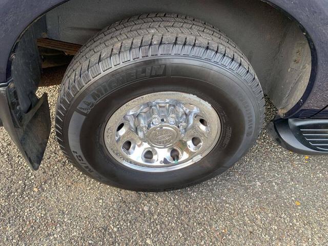 Photo of 2004 True Blue Clearcoat Metallic Ford Excursion