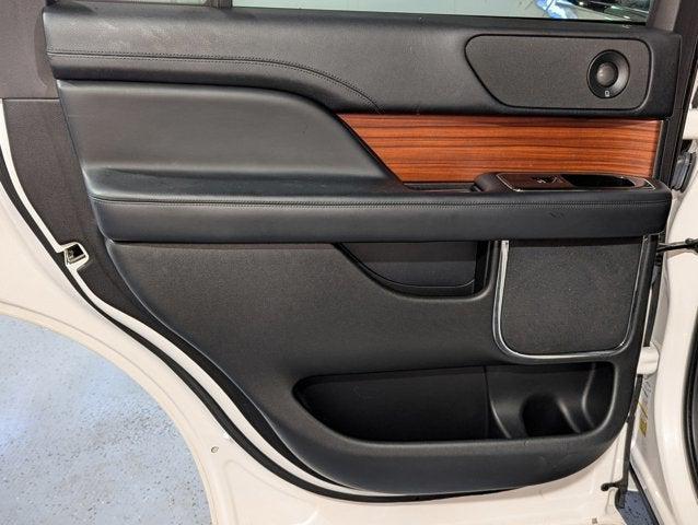 Photo of 2018 White Platinum Metallic Tri-Coat Lincoln Navigator