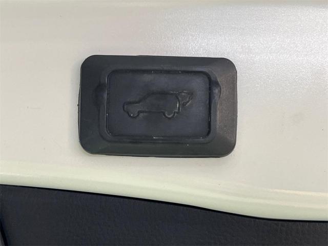 Photo of 2020 Super White Toyota RAV4