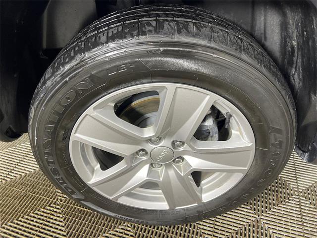 Photo of 2022 Granite Crystal Metallic Clearcoat Jeep Compass