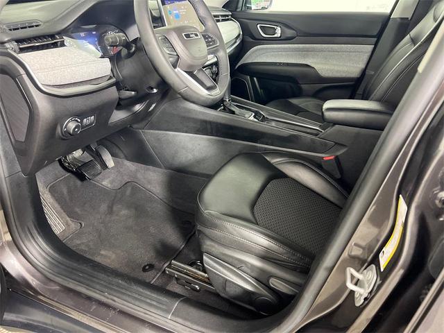 Photo of 2022 Granite Crystal Metallic Clearcoat Jeep Compass