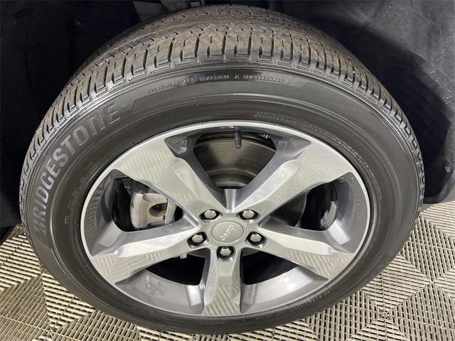 Photo of 2021 Baltic Gray Metallic Clearcoat Jeep Grand Cherokee L